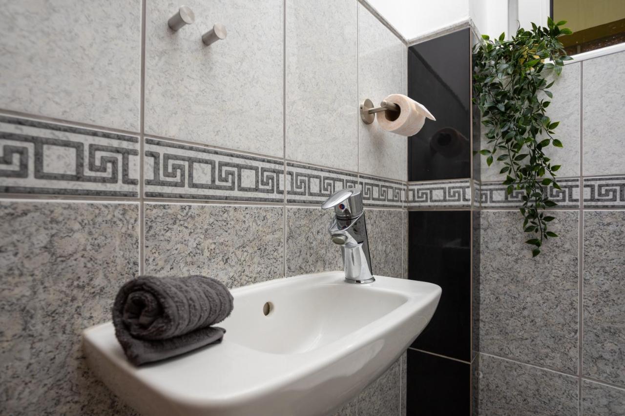Emerald With Free Parking Apartament *