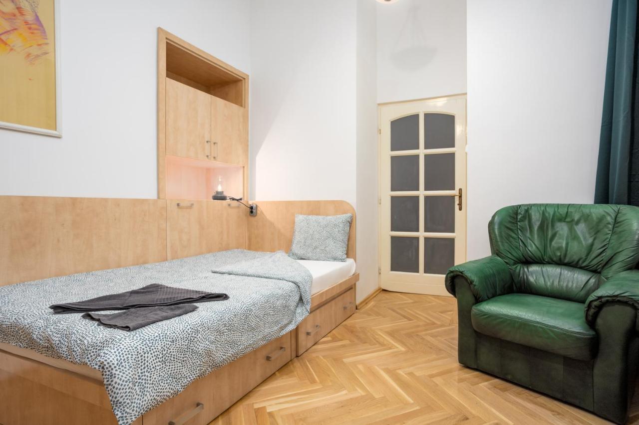 Emerald With Free Parking Apartament *