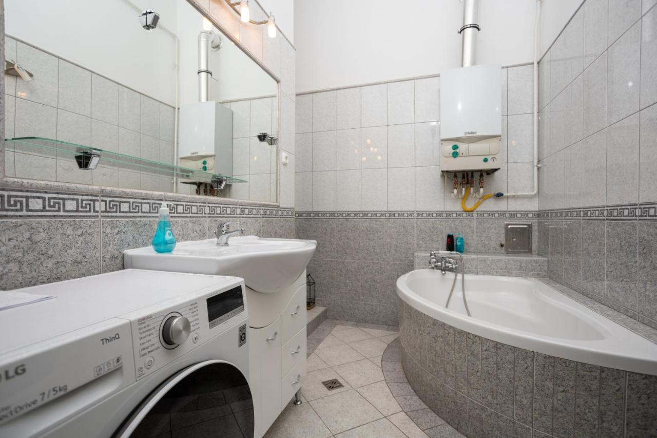Emerald With Free Parking Apartament *